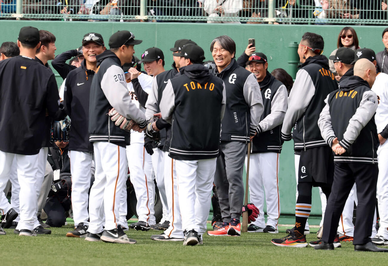 巨人キャンプの臨時コーチとして参加した松井秀喜氏（中央）は笑顔で選手にあいさつ（撮影・浅見桂子）