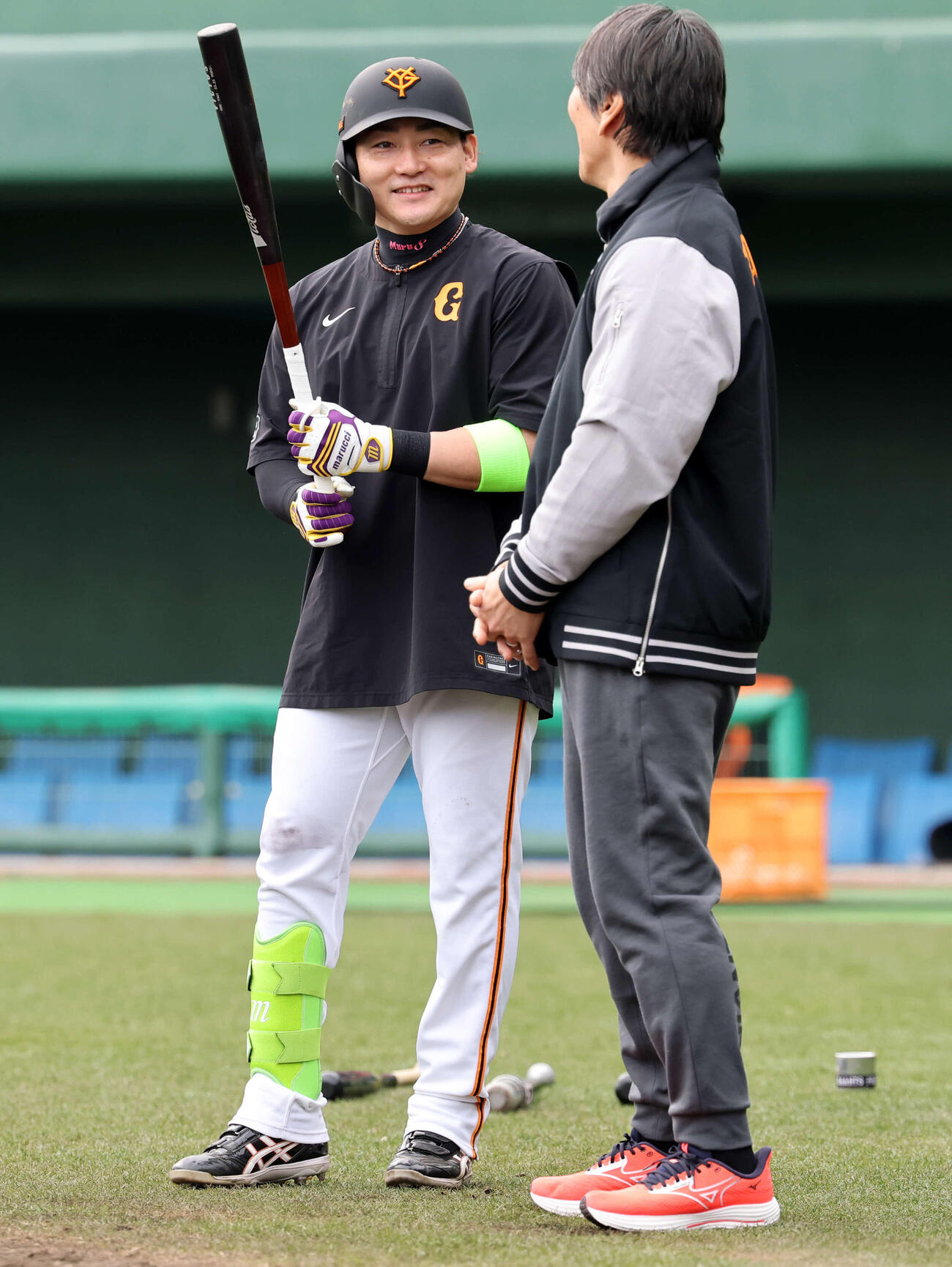 巨人丸（左）は松井臨時コーチから教えを受ける（撮影・浅見桂子）