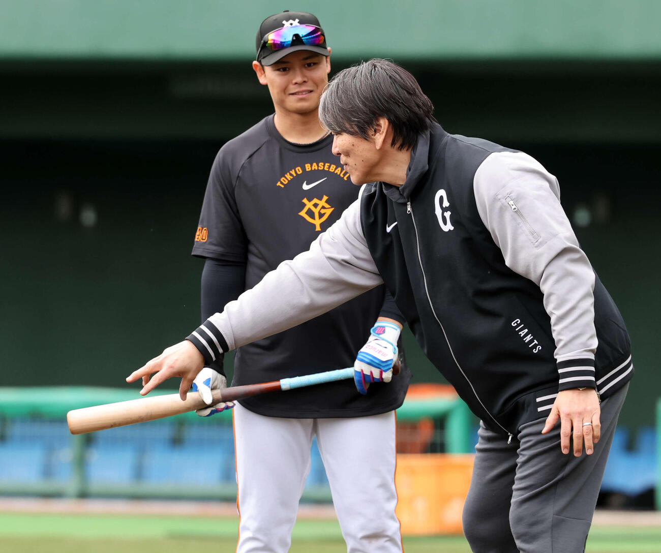 巨人中山（左）にアドバイスする松井臨時コーチ（撮影・浅見桂子）