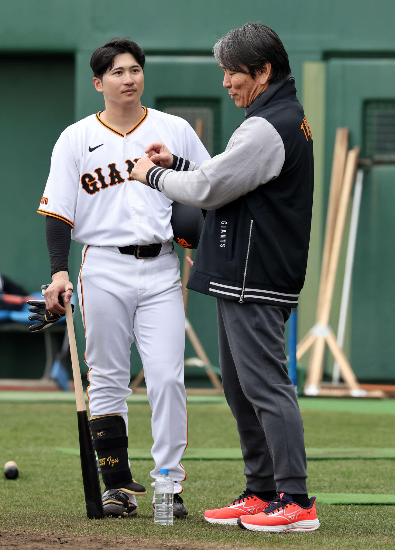 巨人泉口（左）は松井臨時コーチに教えを請う（撮影・浅見桂子）