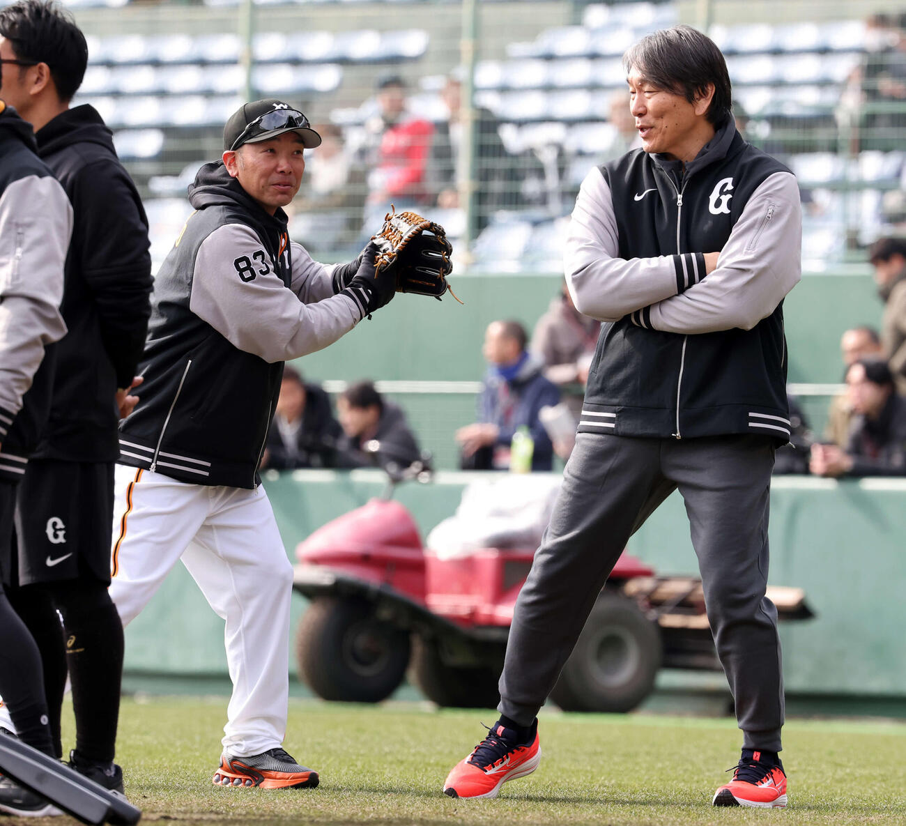 巨人阿部監督（左）は松井臨時コーチと打撃談義する（撮影・浅見桂子）