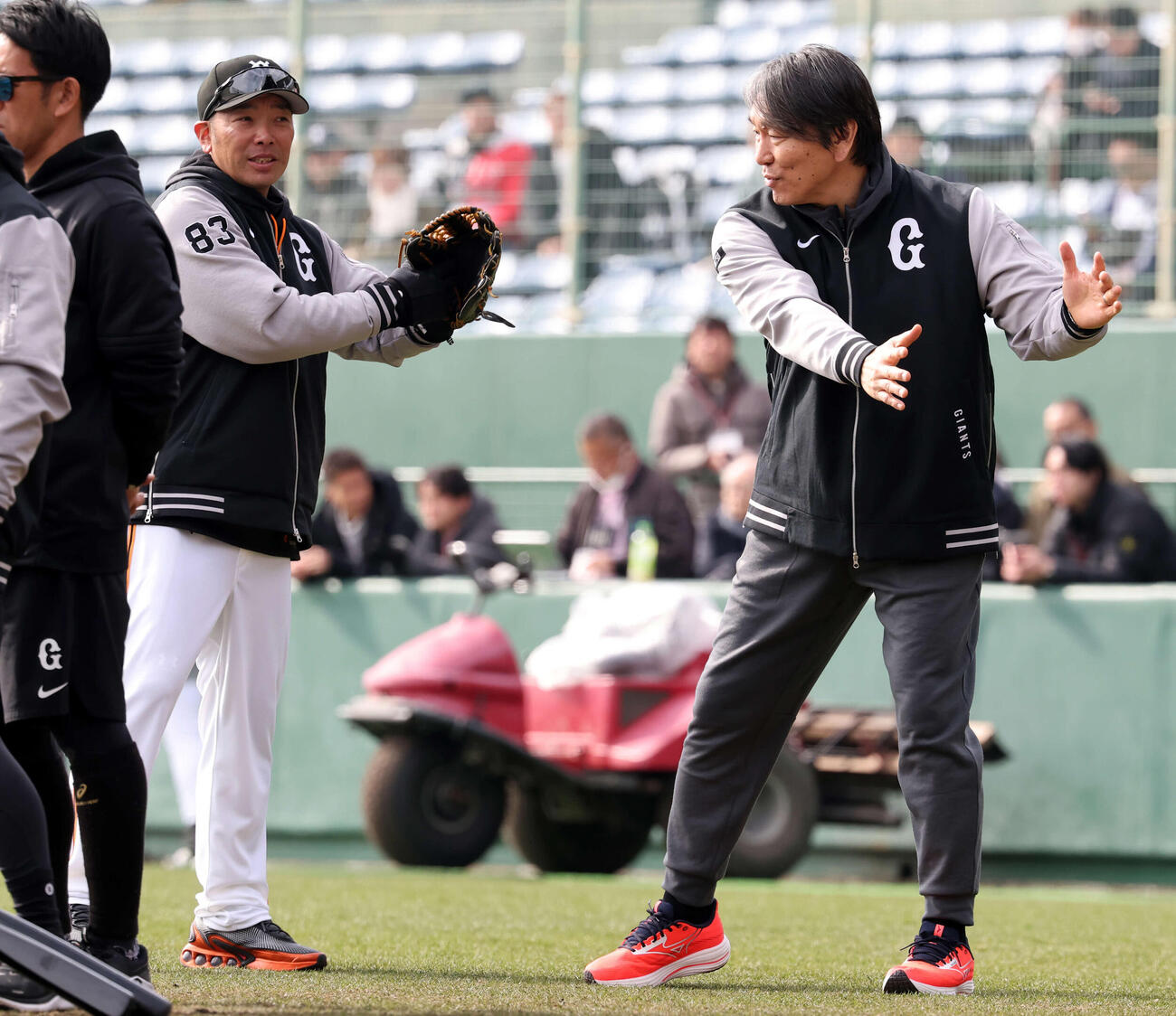 巨人阿部監督（左）は松井臨時コーチと打撃談義する（撮影・浅見桂子）
