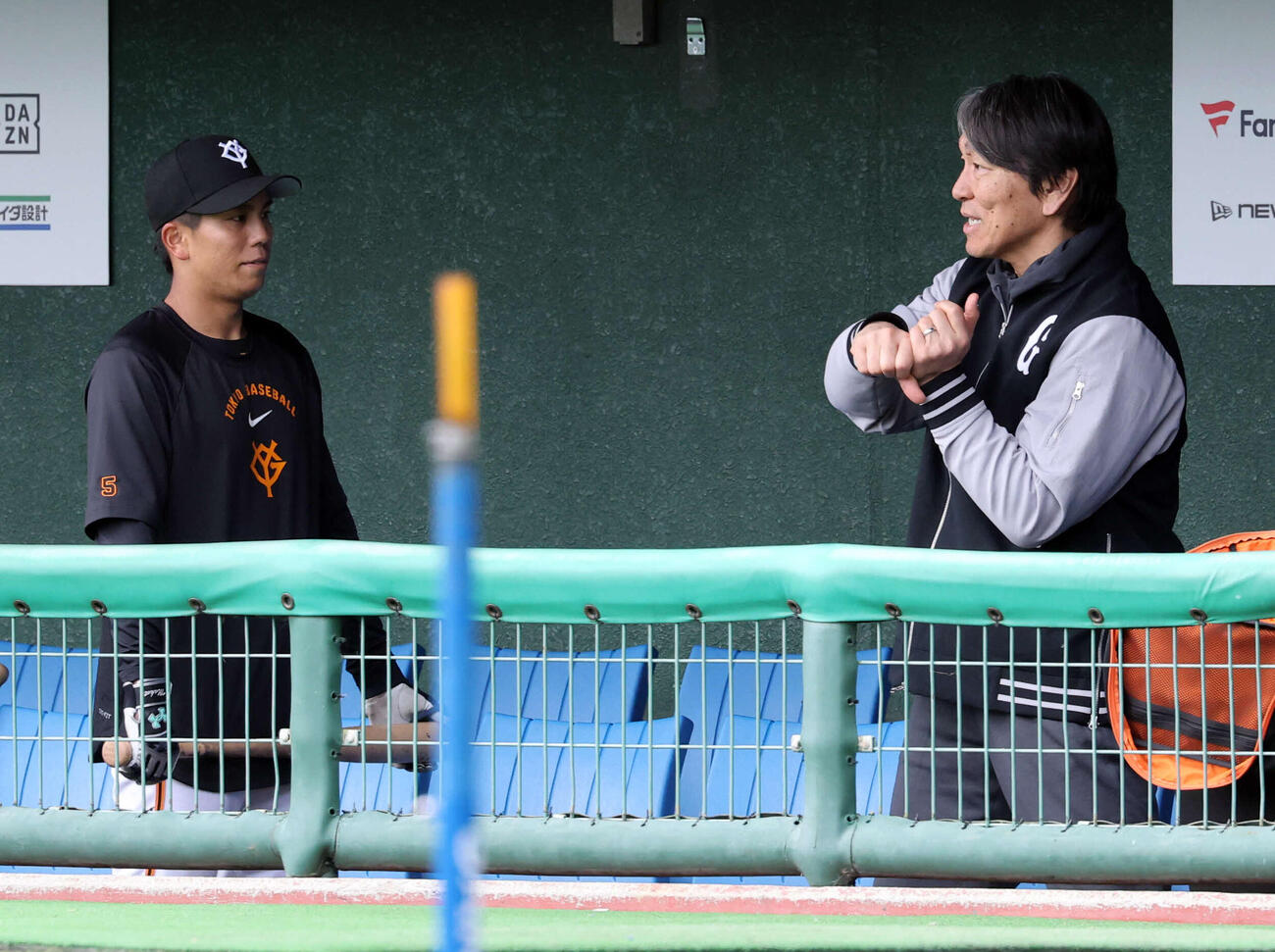 巨人門脇（左）は松井臨時コーチから教えを受ける（撮影・浅見桂子）