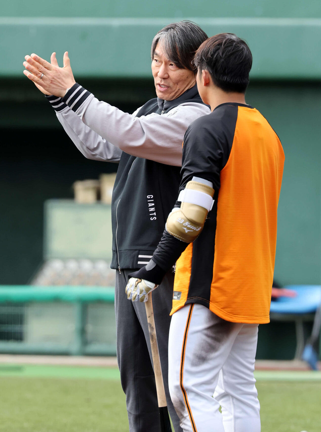 巨人石塚（右）は松井秀喜臨時コーチから指導を受ける（撮影・浅見桂子）