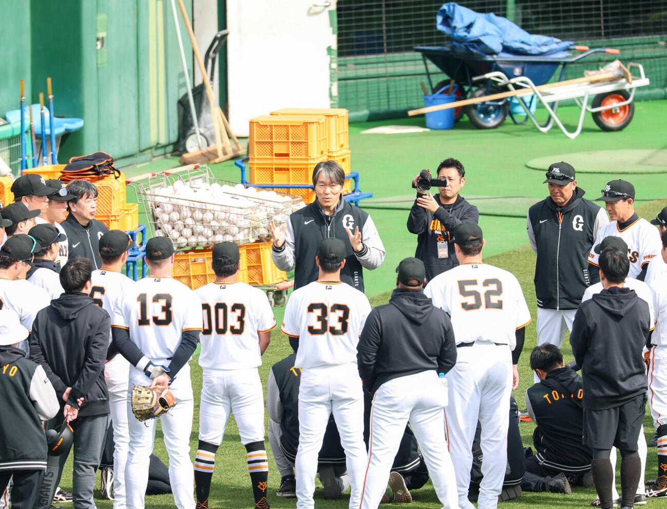 巨人キャンプ入りし、選手に話をする松井秀喜氏（撮影・増田悦実）