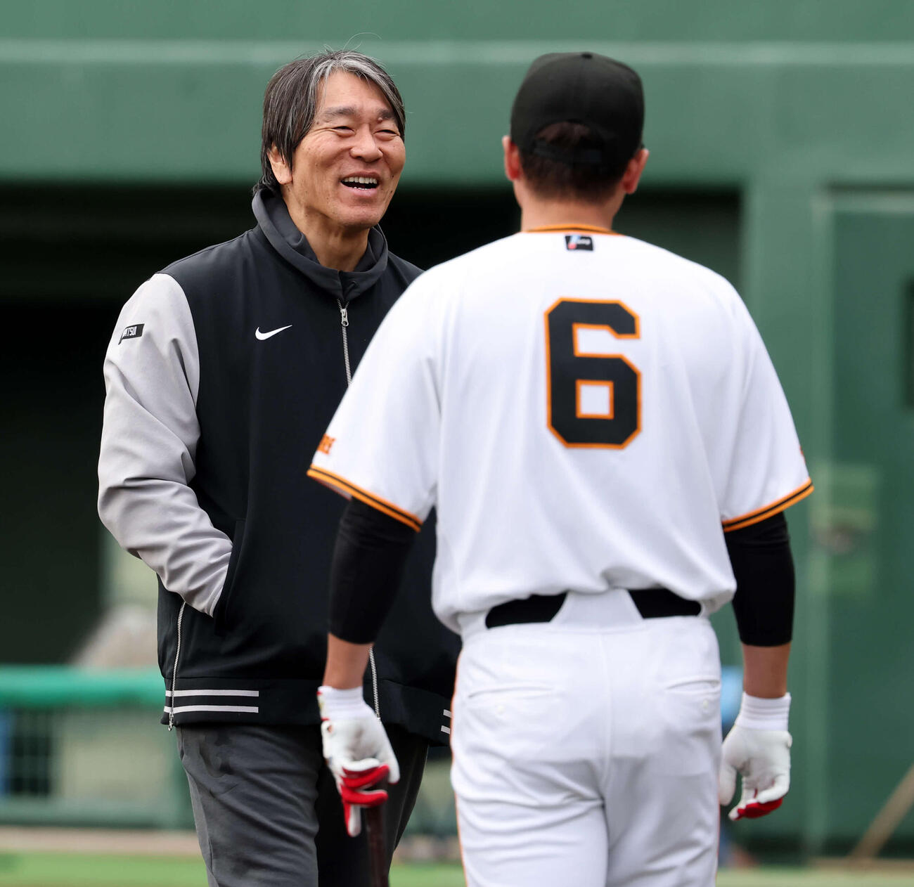 巨人坂本勇（右）と談笑する松井秀喜臨時コーチ（撮影・浅見桂子）