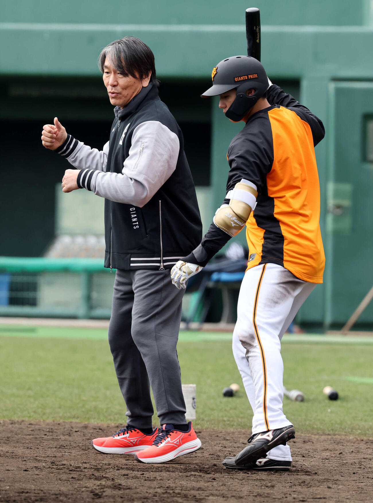 巨人石塚（右）は松井秀喜臨時コーチから指導を受ける（撮影・浅見桂子）