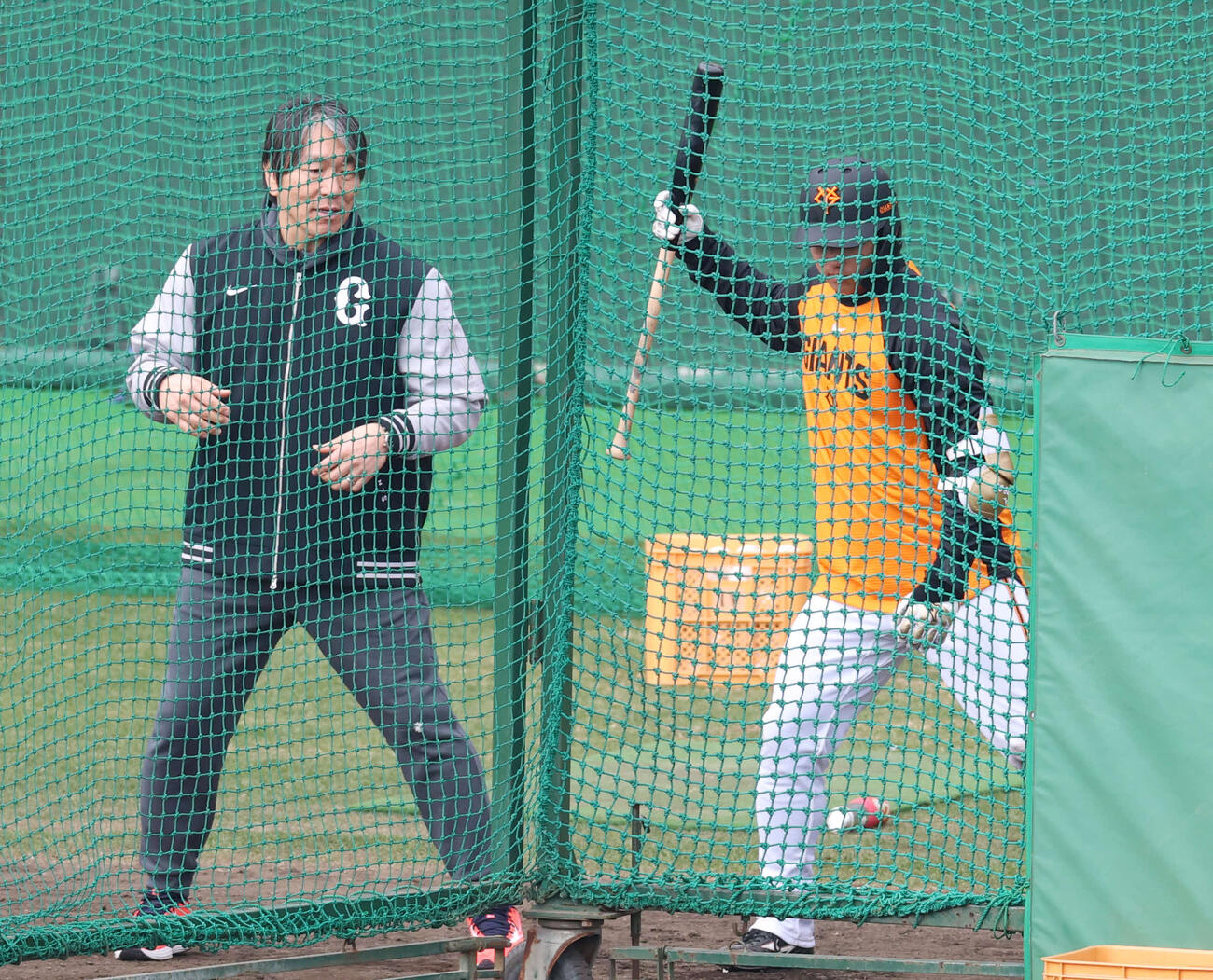臨時コーチをする松井秀喜氏（左）にアドバイスをもらう巨人石塚（撮影・増田悦実）