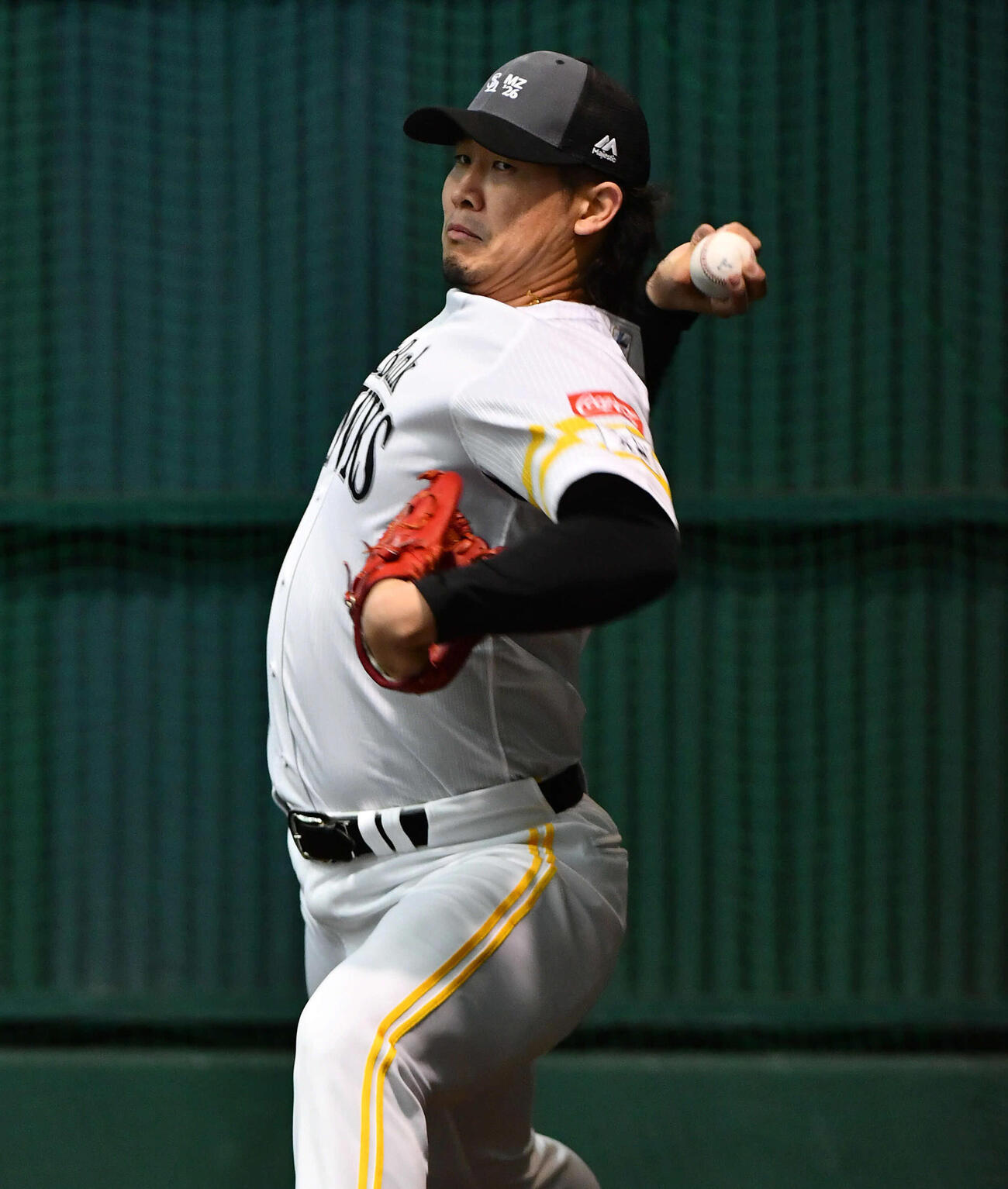 ブルペンで投げ込むソフトバンク杉山（撮影・岩下翔太）