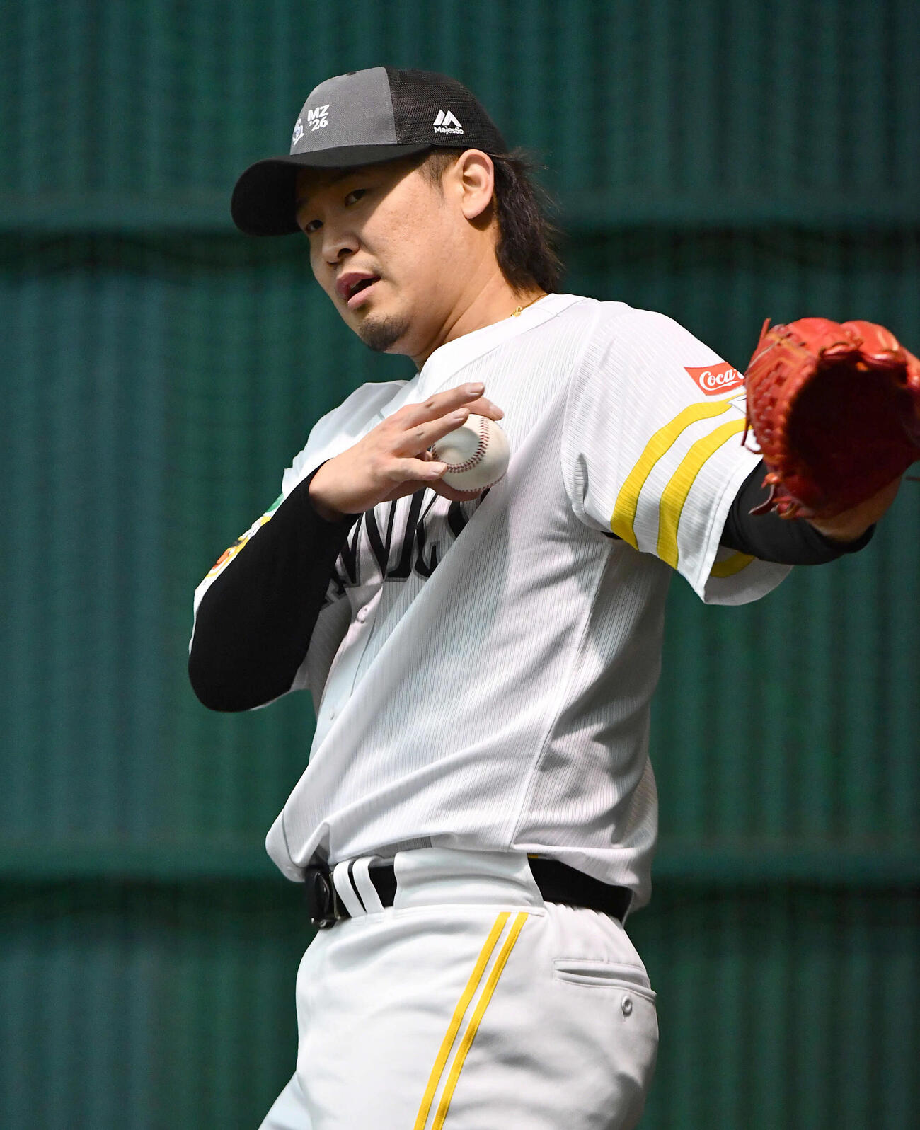 ブルペンで球種を伝えるソフトバンク杉山（撮影・岩下翔太）