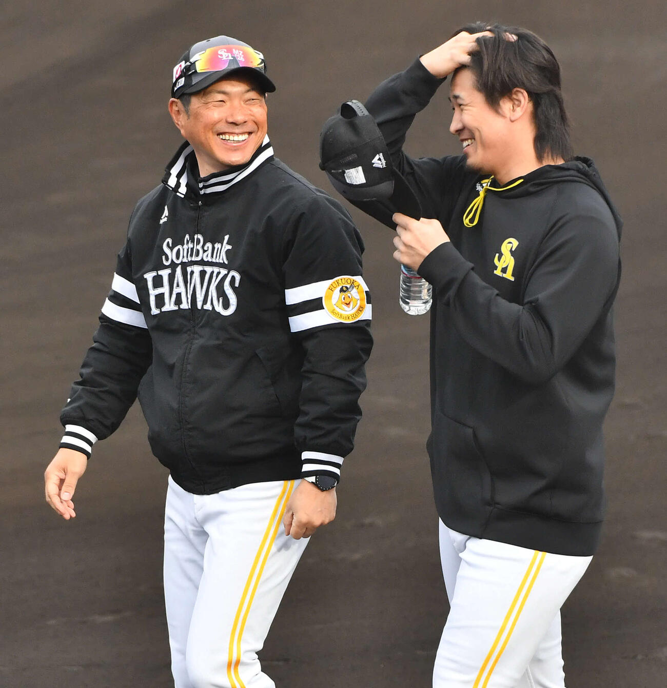 杉山（右）と笑顔で話すソフトバンク小久保監督（撮影・岩下翔太）