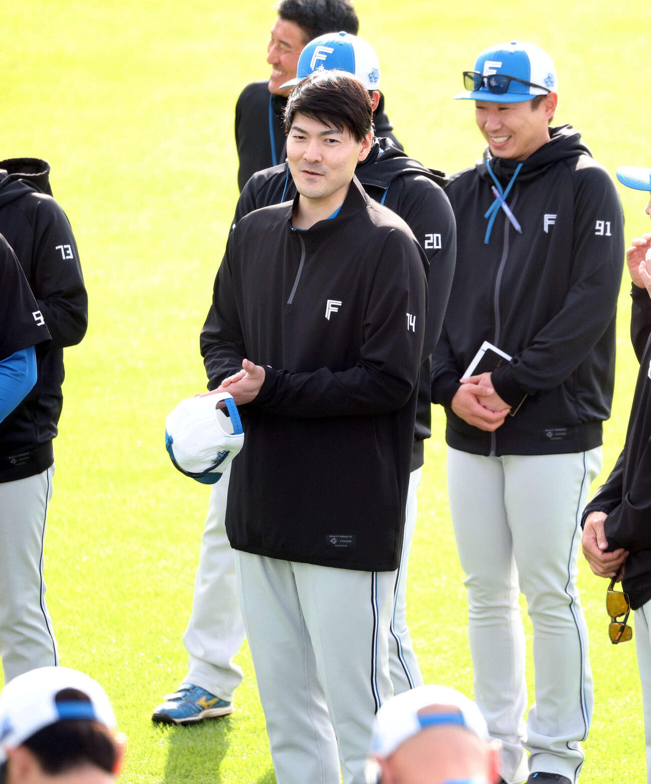 チームに合流しあいさつする日本ハム有原（撮影・黒川智章）