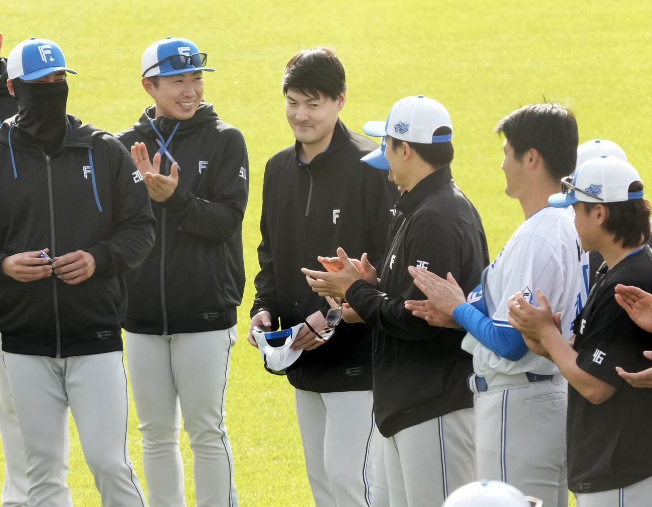 １軍キャンプに合流し、練習開始前に拍手で迎えられる有原（共同）