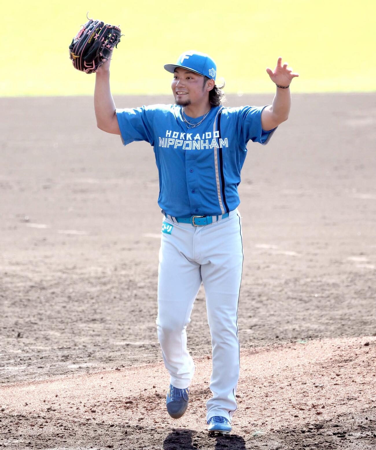 ライブ打撃後、笑顔の日本ハム伊藤（撮影・黒川智章）