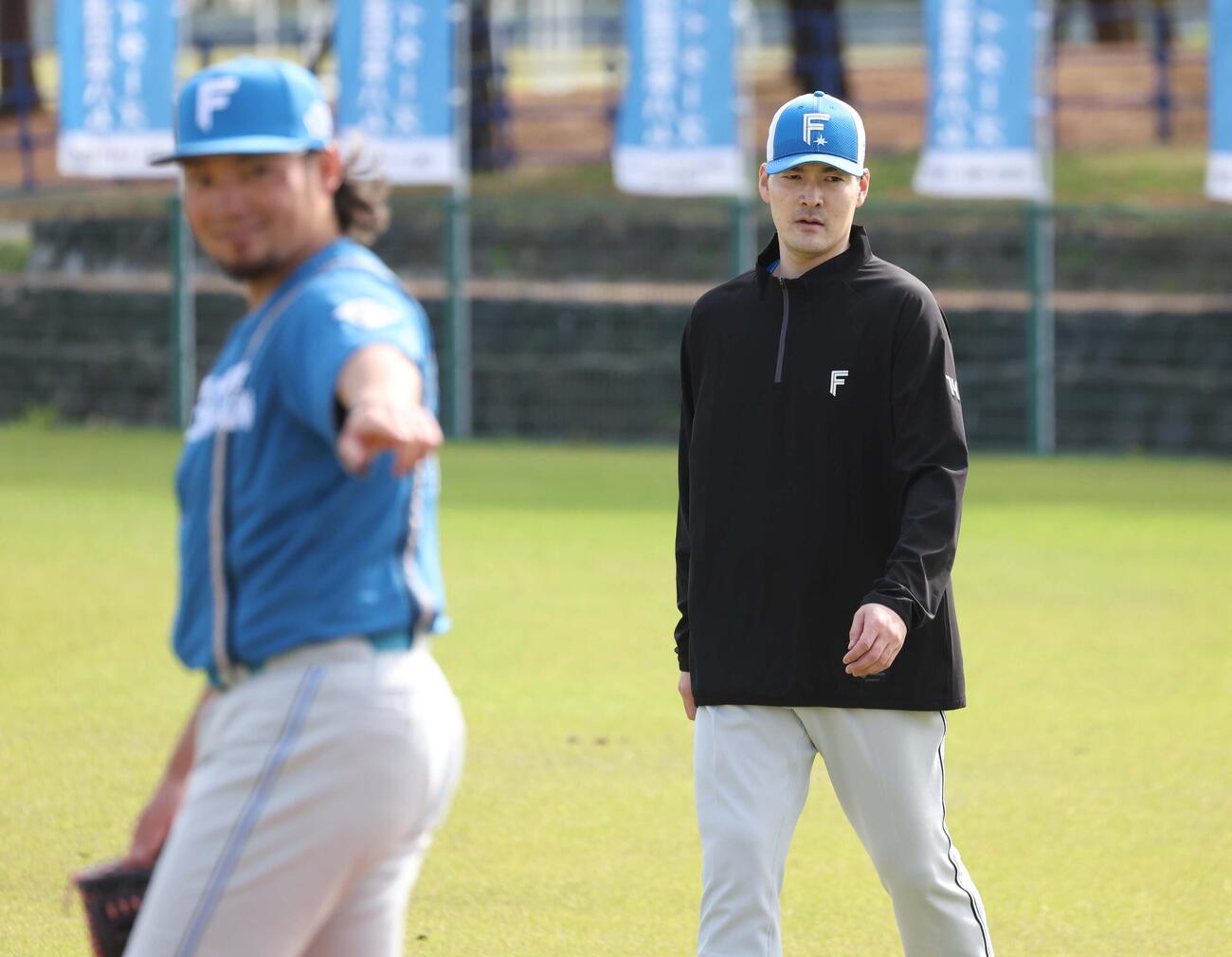 軽く体を動かす有原。左は伊藤（撮影・黒川智章）