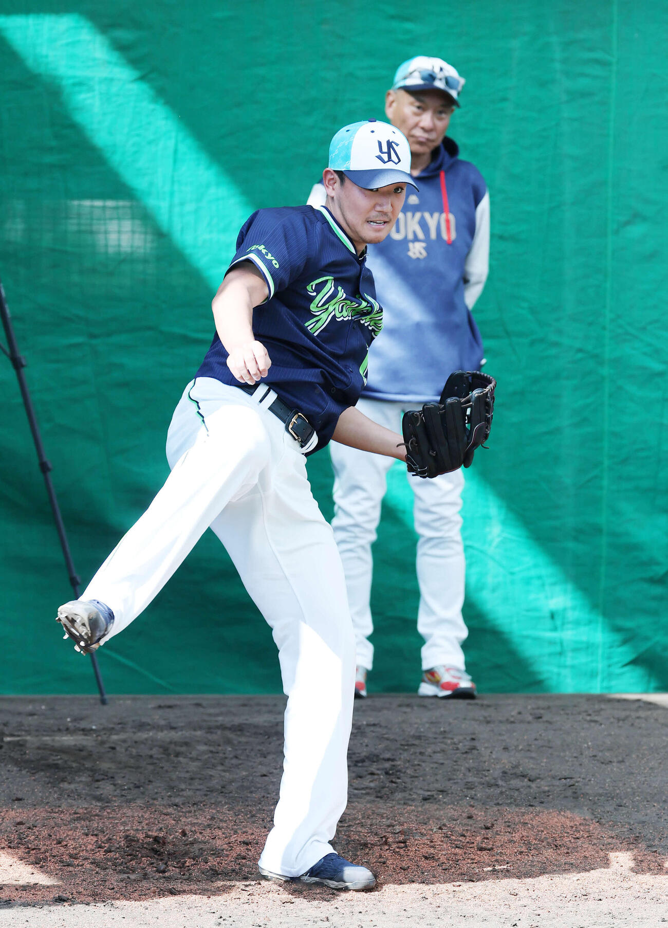 ヤクルト池山監督（右）の前でブルペンの投球練習する奥川（撮影・鈴木正人）　