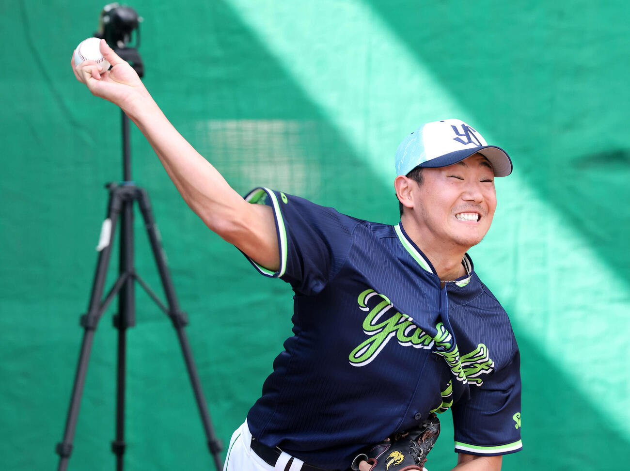 ブルペンで投球練習するヤクルト奥川（撮影・鈴木正人）　