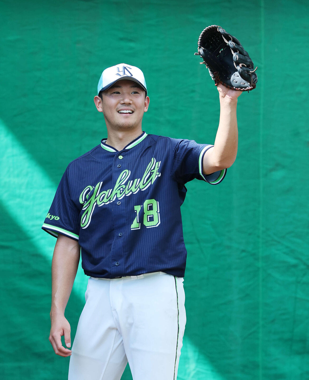 ブルペンで投球練習中、笑顔を見せるヤクルト奥川（撮影・鈴木正人）　