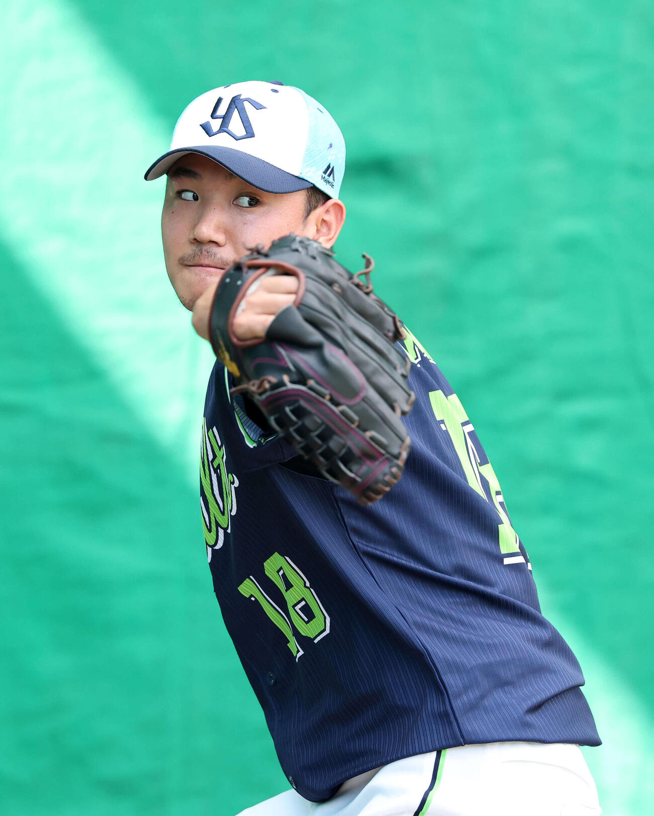ブルペンで投球練習するヤクルト奥川（撮影・鈴木正人）　