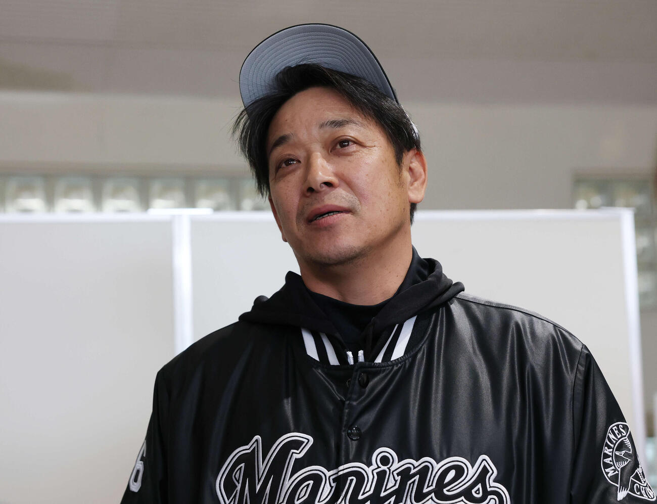 囲み取材に答えるロッテのサブロー監督（撮影・宮地輝）