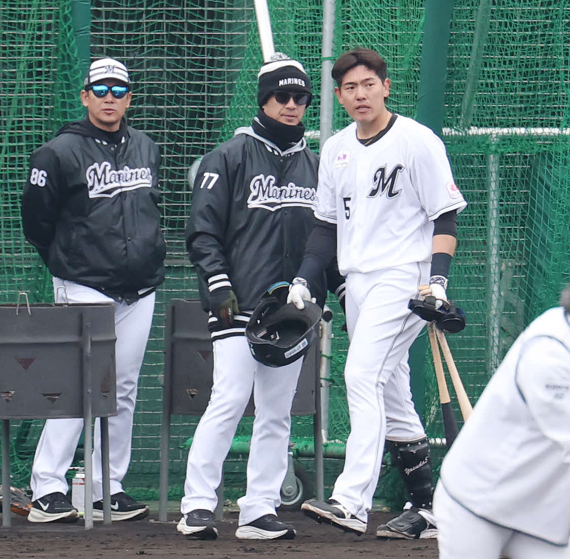 ライブBPを終えロッテ西岡チーフ打撃兼走塁コーチ（中央）と言葉を交わす安田。左はサブロー監督（撮影・宮地輝）