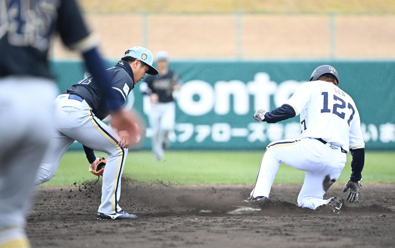 4回、二盗に成功するオリックス元（撮影・和賀正仁）