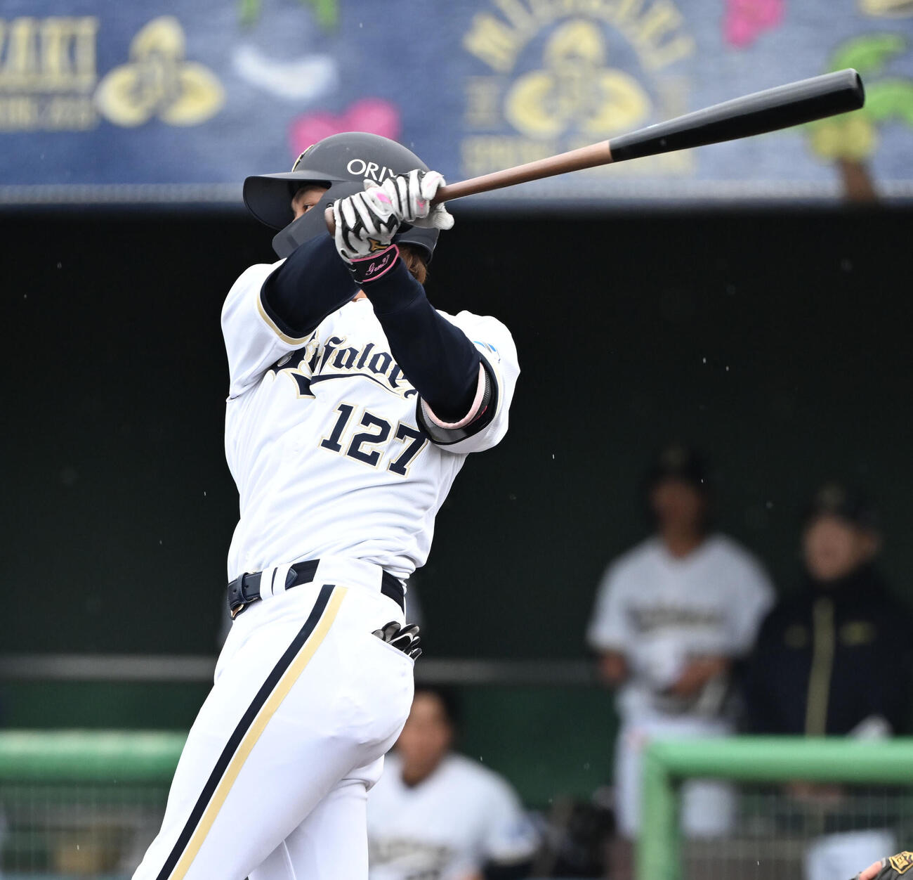 4回、スイングするオリックス元（撮影・和賀正仁）