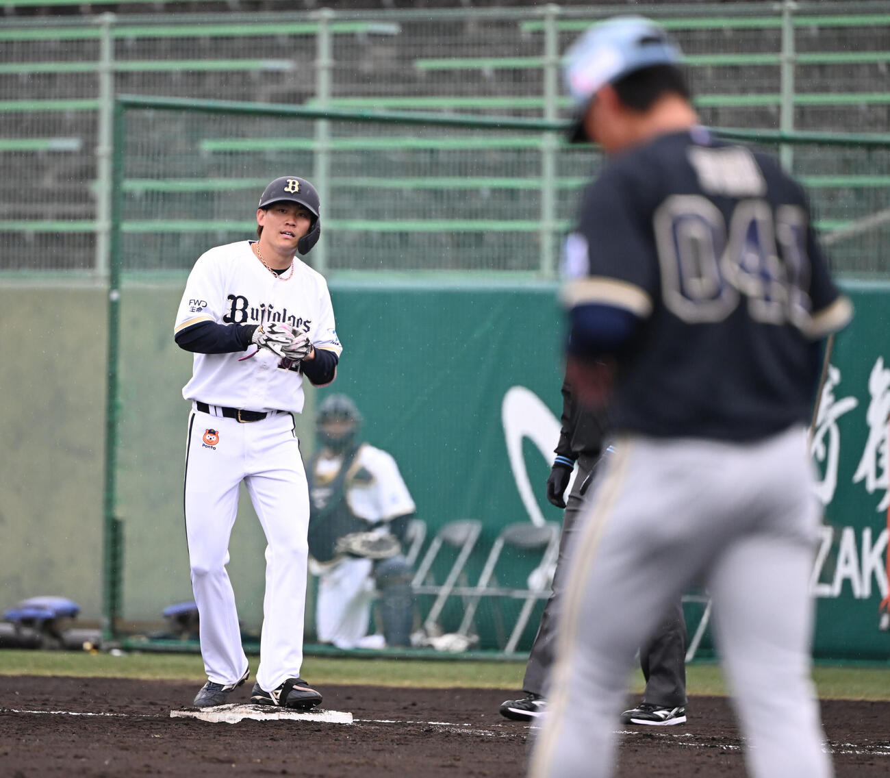 紅白戦の4回、寿賀（右）から右前適時打を放ったオリックス元（撮影・和賀正仁）