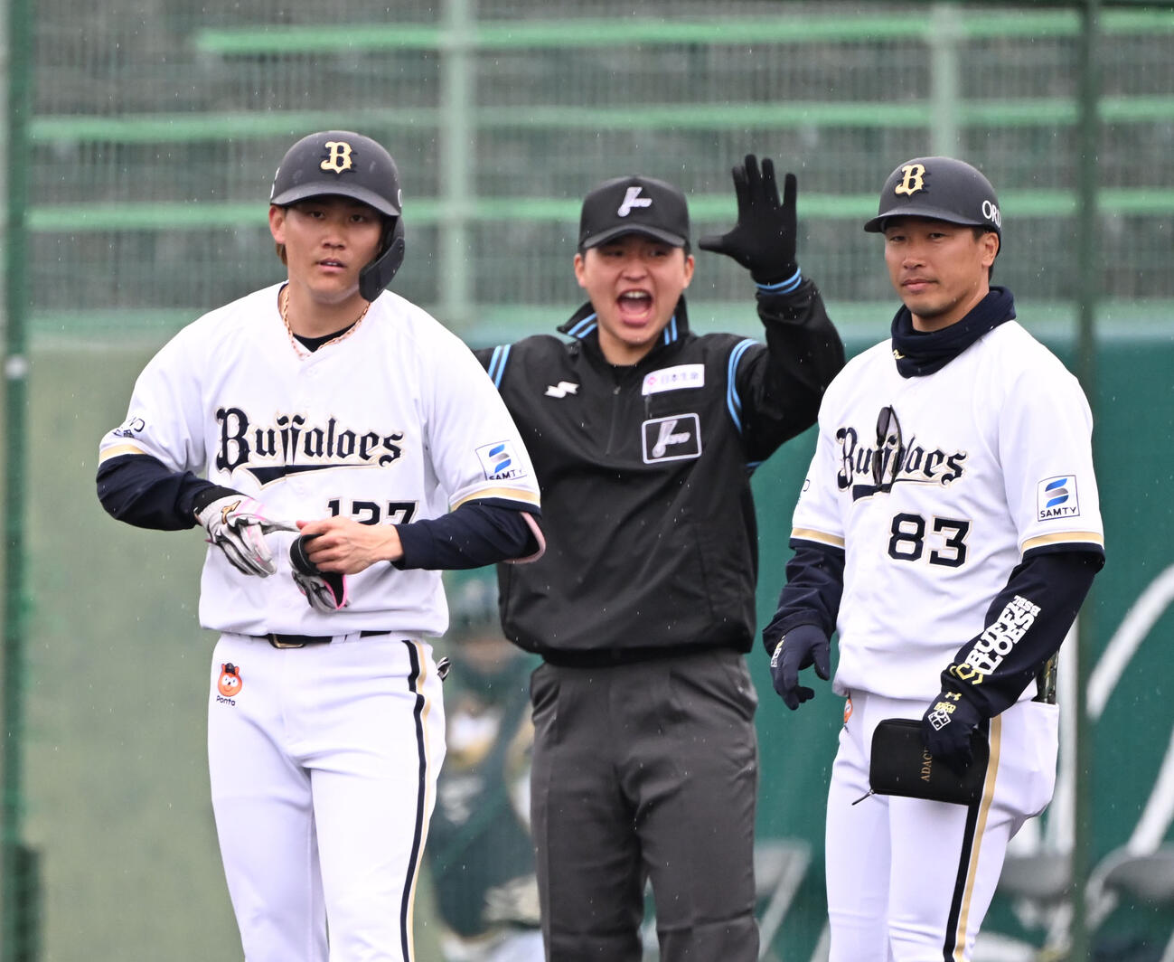 紅白戦の4回、右前適時打を放ったオリックス元（左）（撮影・和賀正仁）