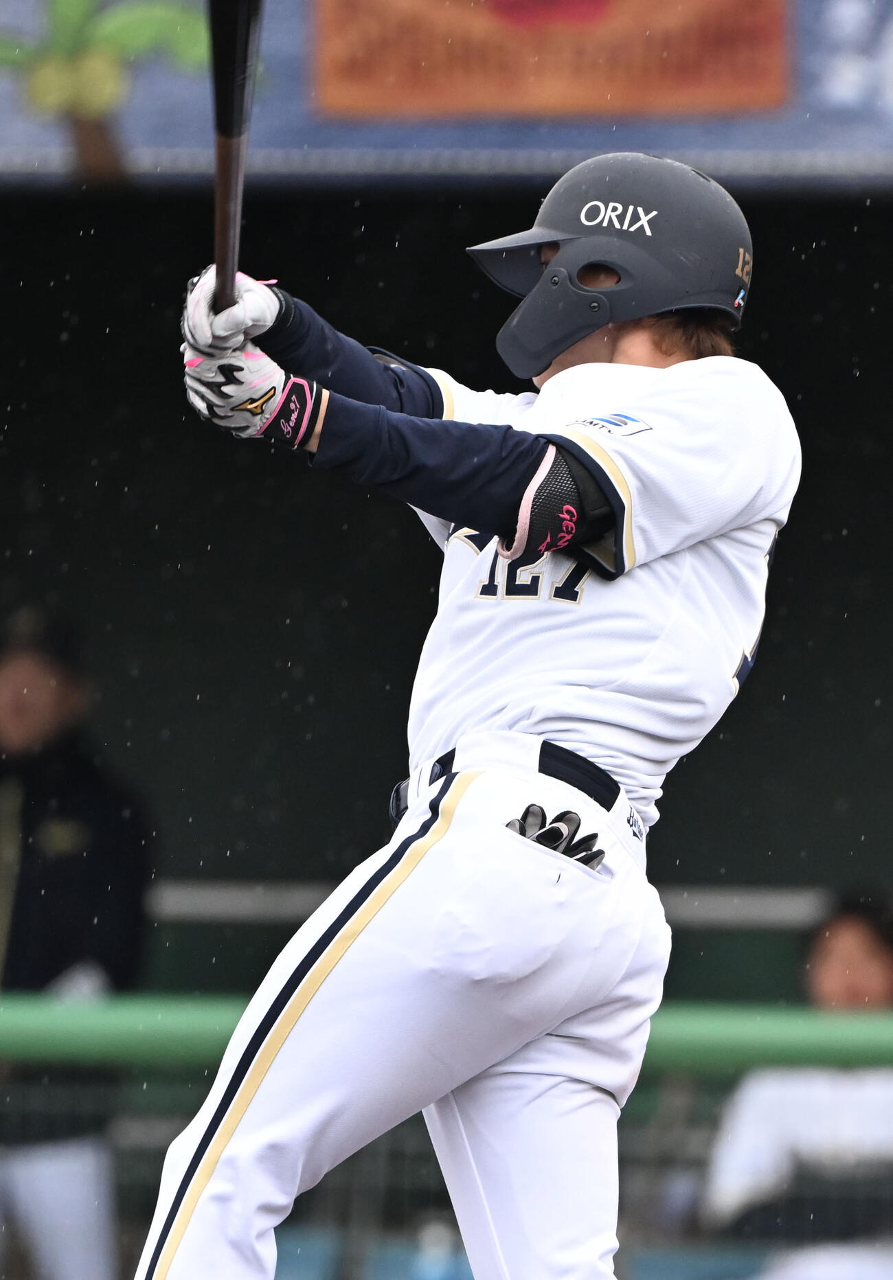 紅白戦の4回、右前適時打を放つオリックス元（撮影・和賀正仁）