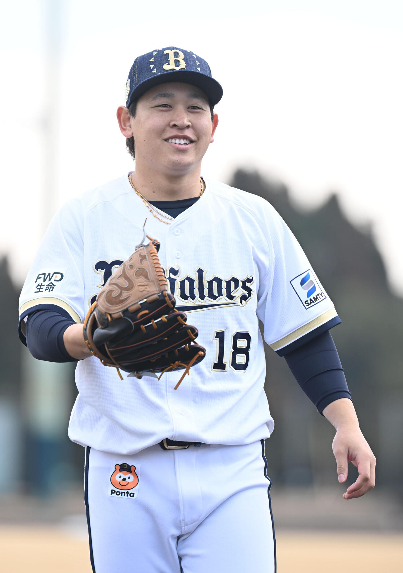 笑顔でキャッチボールするオリックス宮城（撮影・和賀正仁）