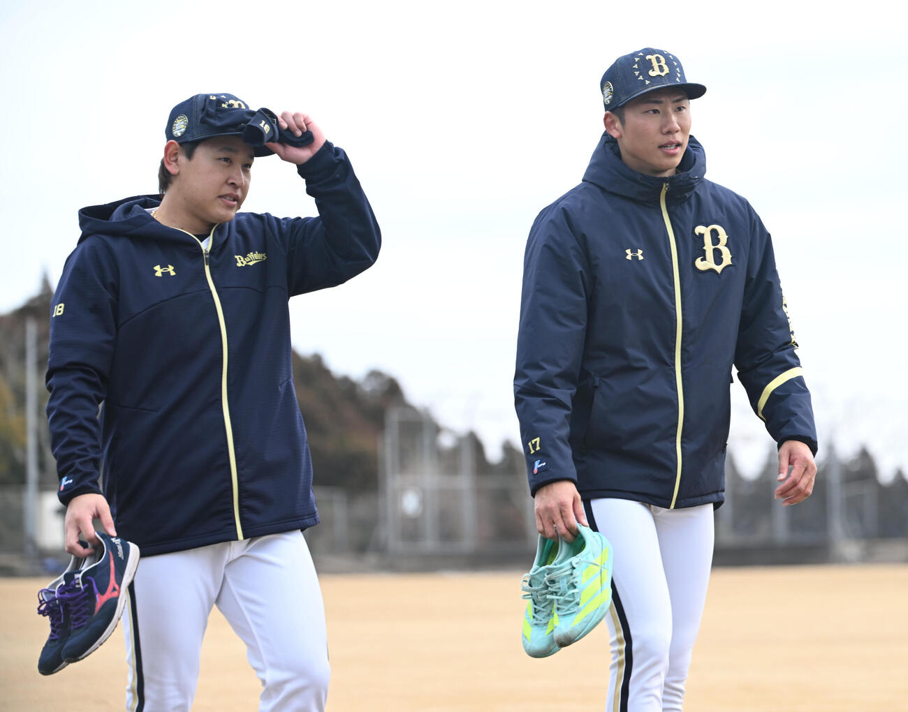シューズを持ち移動するオリックス宮城（左）と曽谷（撮影・和賀正仁）