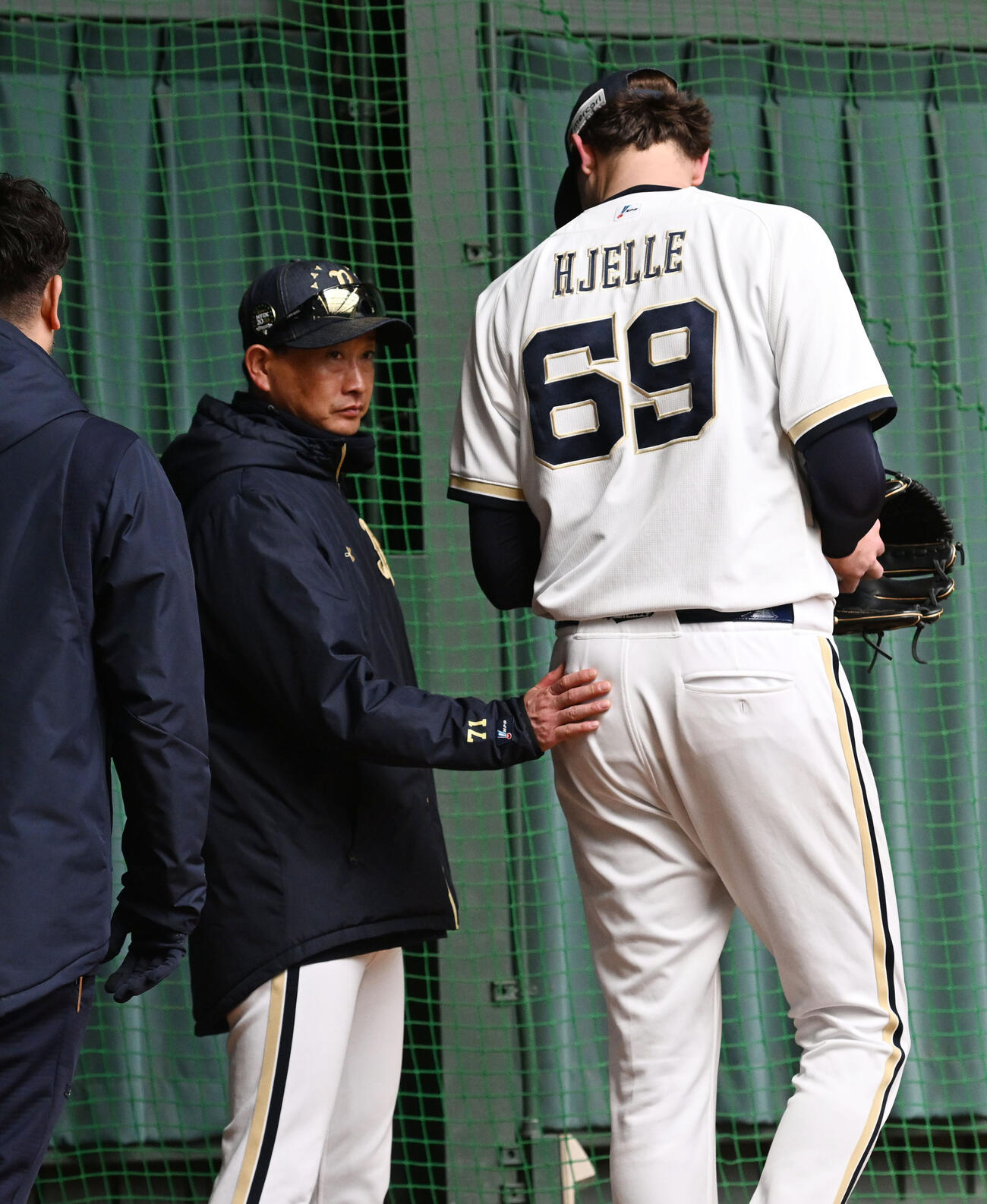 投げ終えたジェリー（右）をねぎらうオリックス岸田護監督（撮影・和賀正仁）