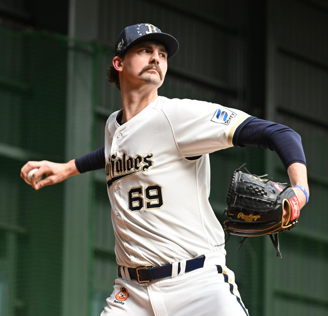 ブルペン入り投球するオリックス・ジェリー（撮影・和賀正仁）