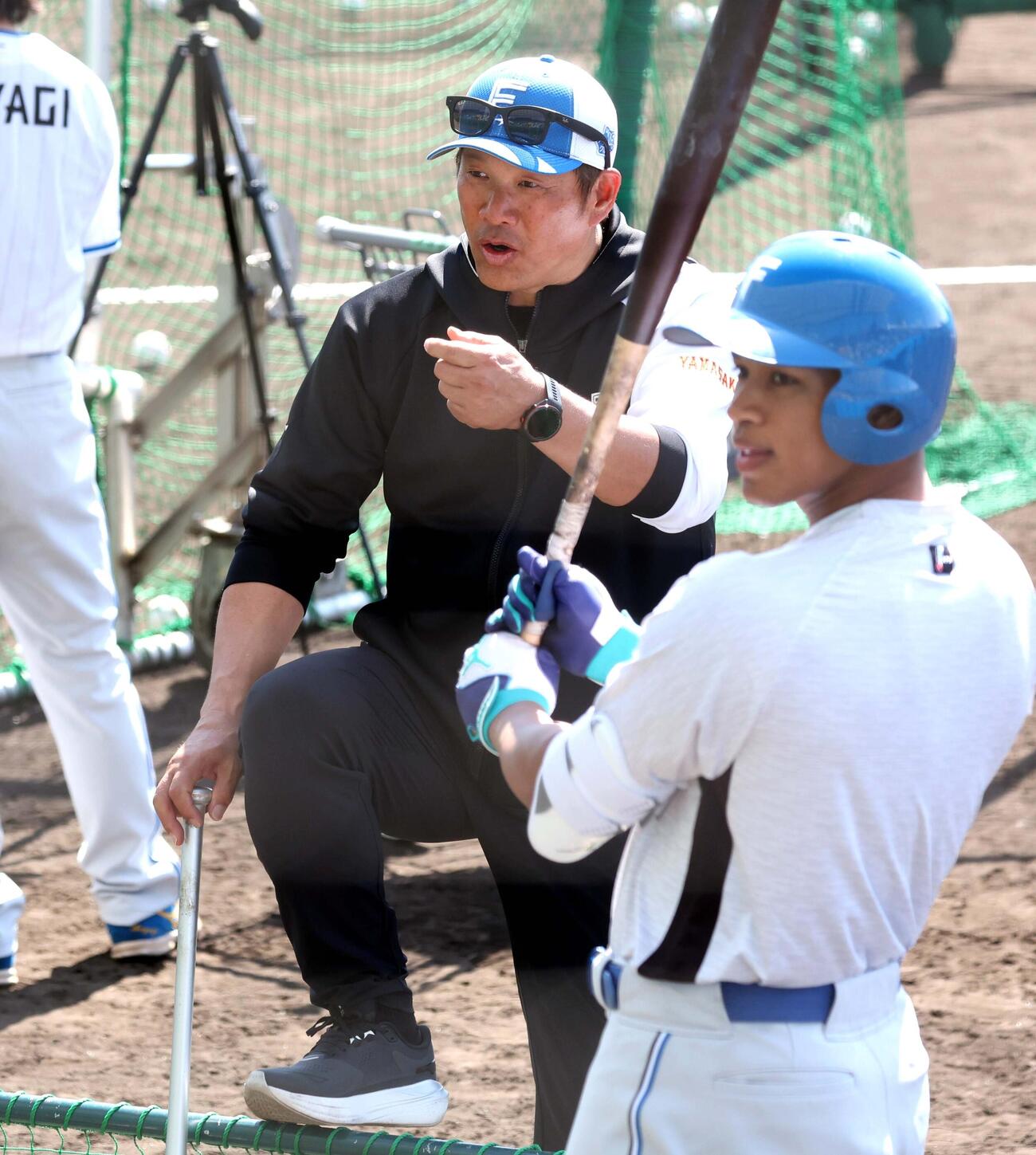 万波に打撃指導する山崎臨時コーチ（撮影・黒川智章）