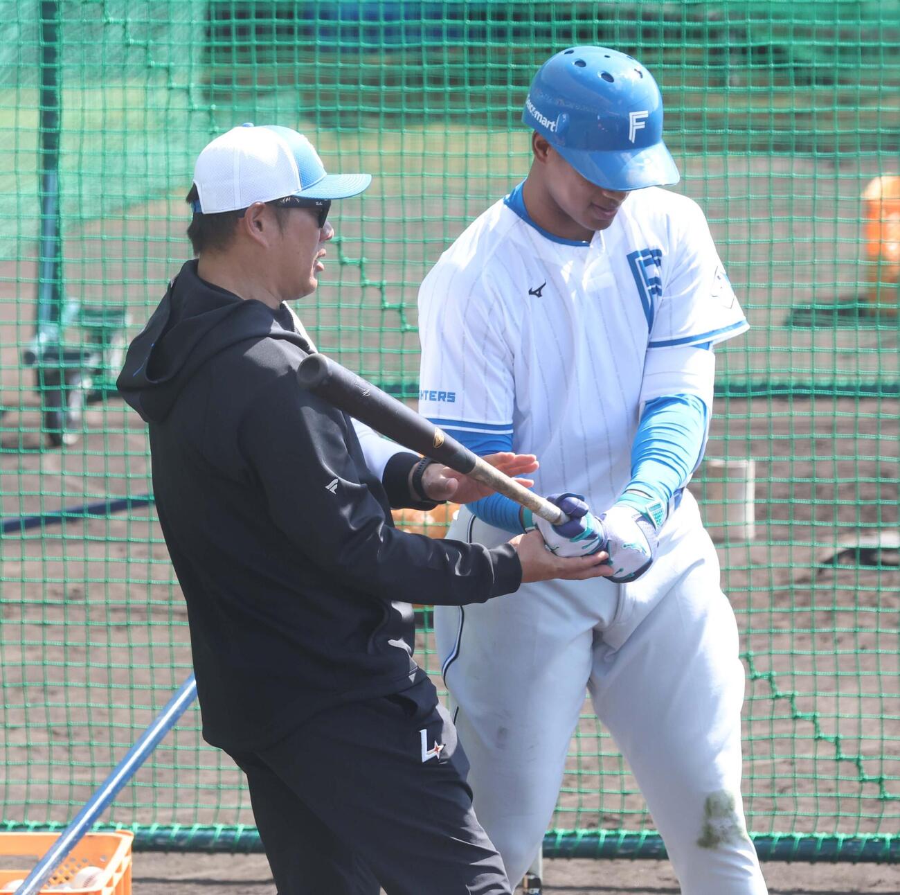 万波を指導する山崎臨時コーチ（撮影・黒川智章）