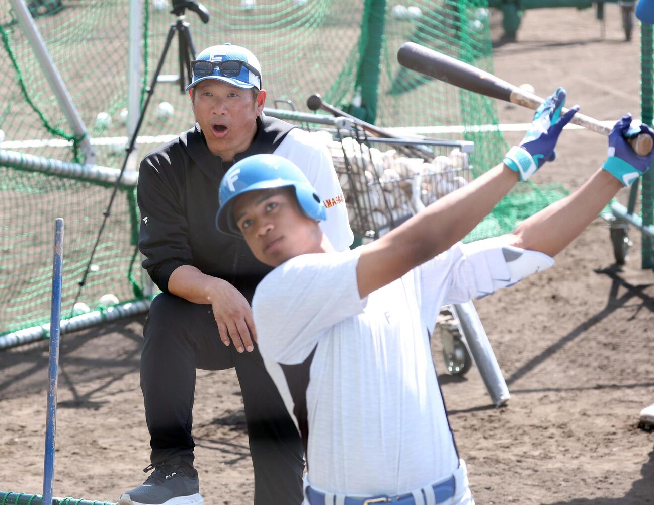 万波に打撃指導する山崎臨時コーチ（撮影・黒川智章）