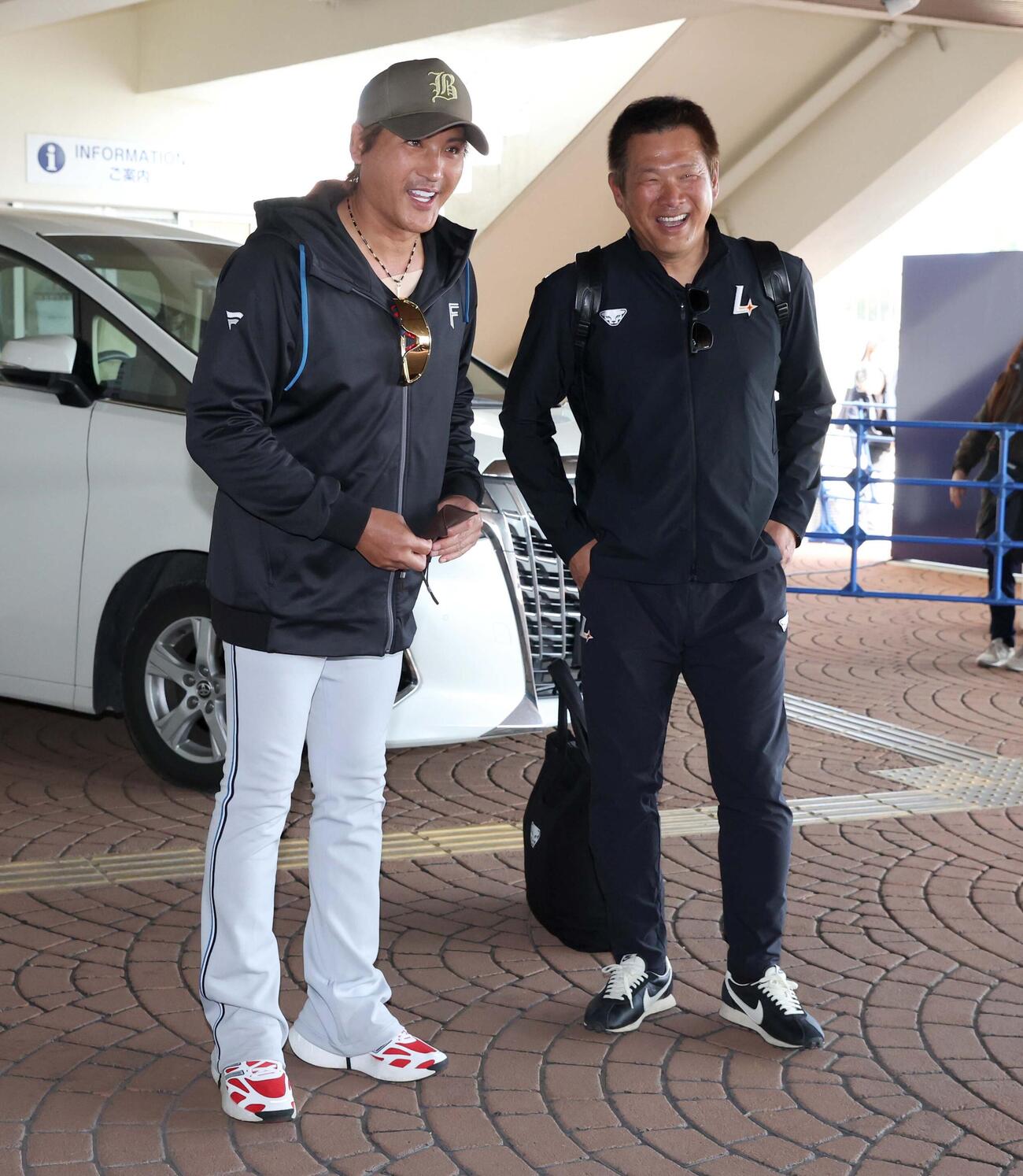 臨時コーチの山崎氏（右）を出迎える新庄監督（撮影・黒川智章）