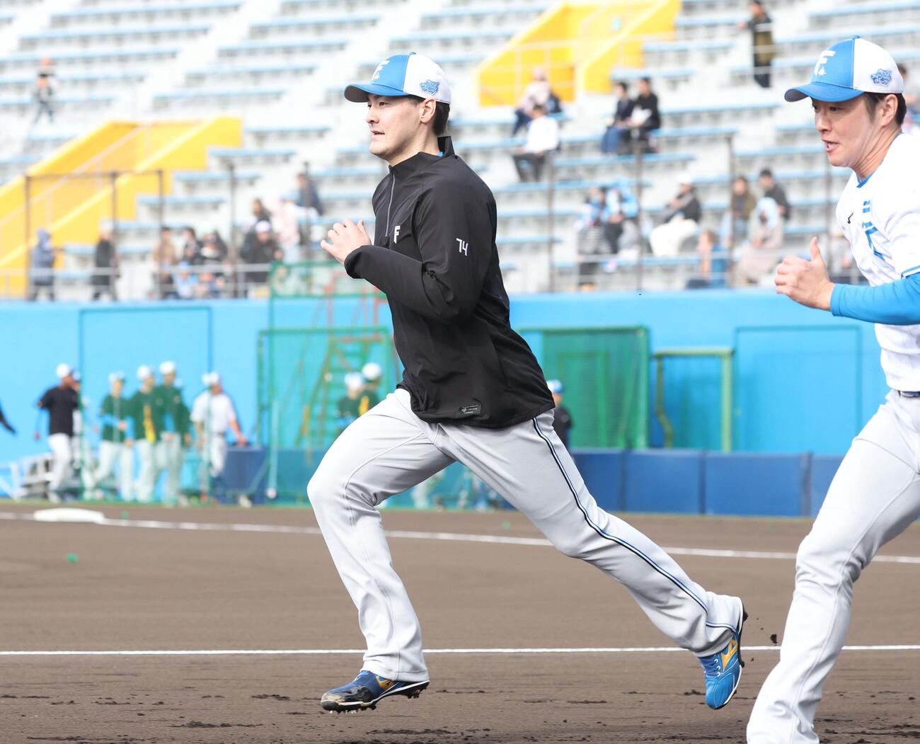 ダッシュする日本ハム有原（撮影・黒川智章）