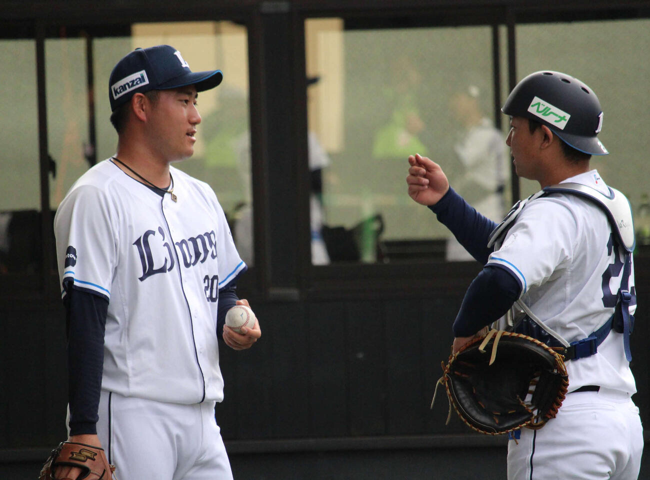 中大の先輩古賀悠（右）と初めて「バッテリー」を組んだ西武ドラフト2位岩城（撮影・金子真仁）