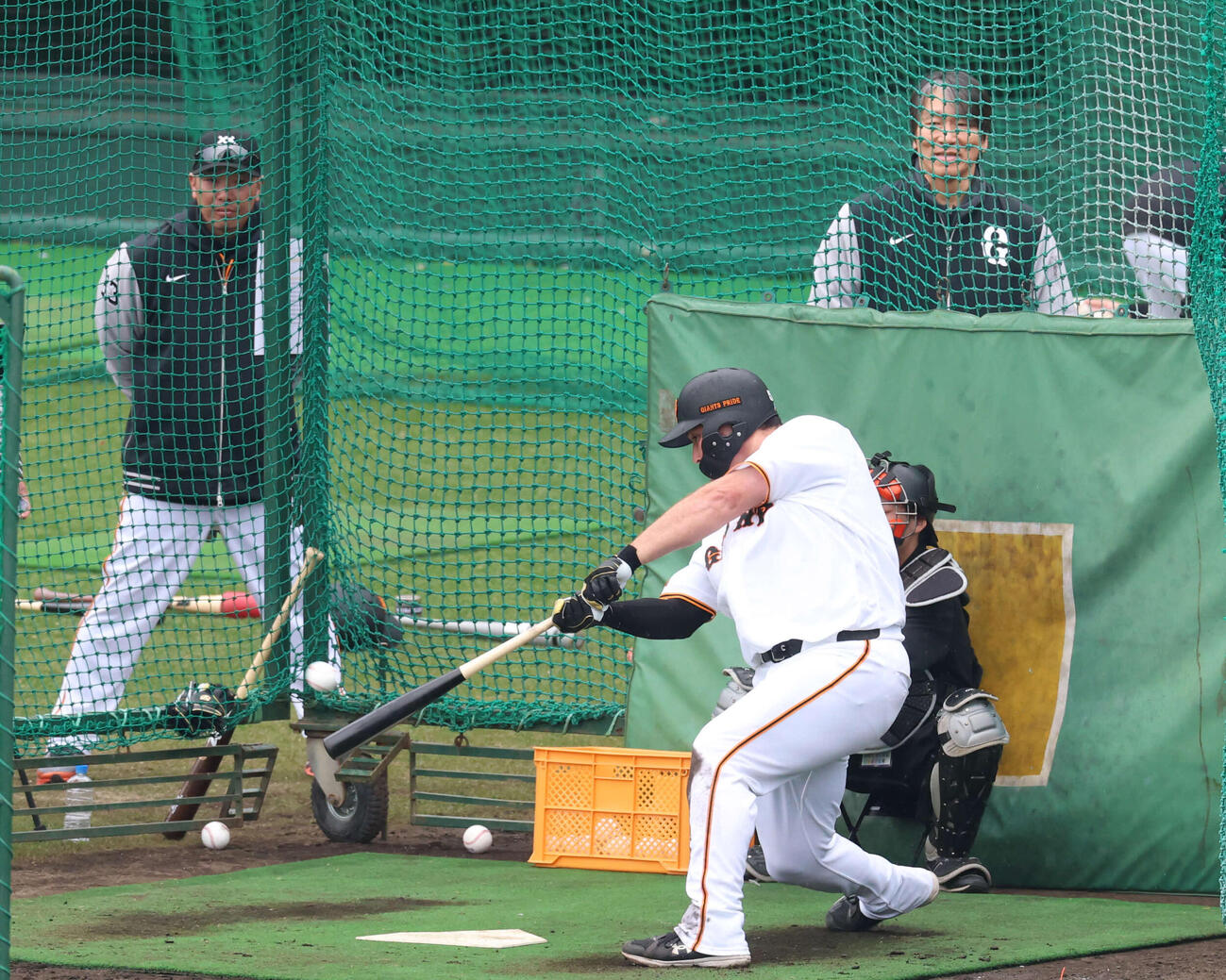 臨時コーチをする松井秀喜氏（後方右）と巨人阿部監督（左）に見られながらフリー打撃をする巨人リチャード（撮影・増田悦実）