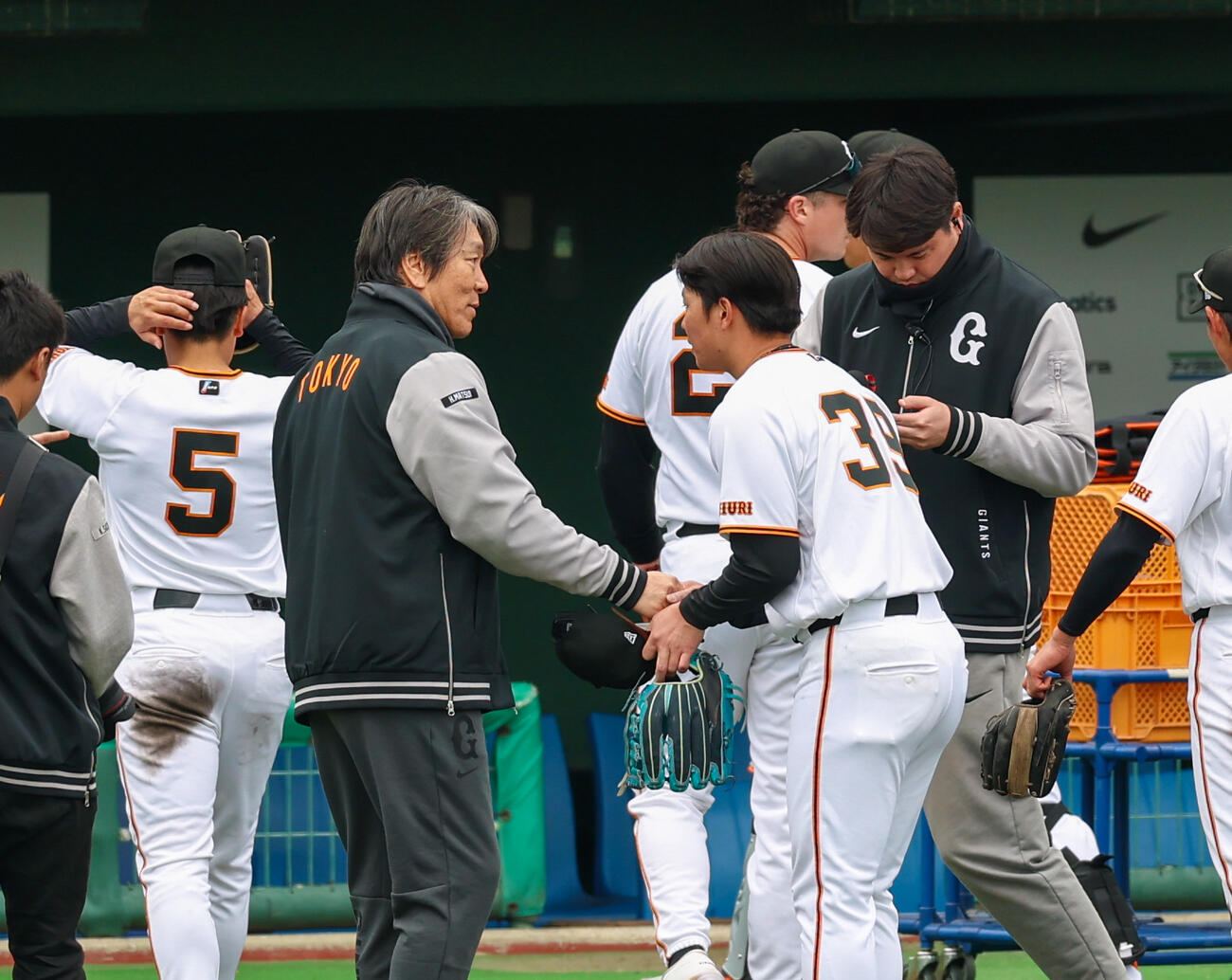 巨人皆川（右）と握手を交わす松井秀喜氏（撮影・増田悦実）