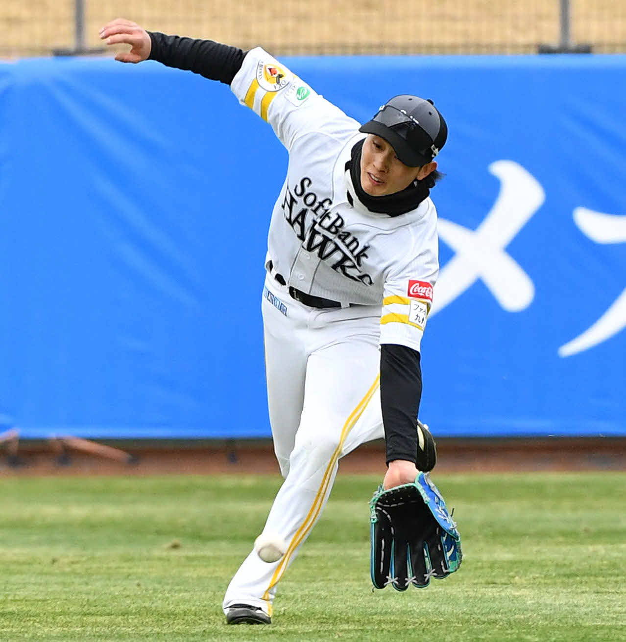 シートノックを受けるソフトバンク周東（撮影・岩下翔太）