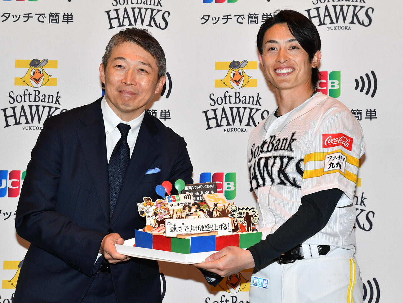 JCBタッチ決済イメージキャラクター就任会見で誕生日ケーキを贈られるソフトバンク周東（撮影・岩下翔太）