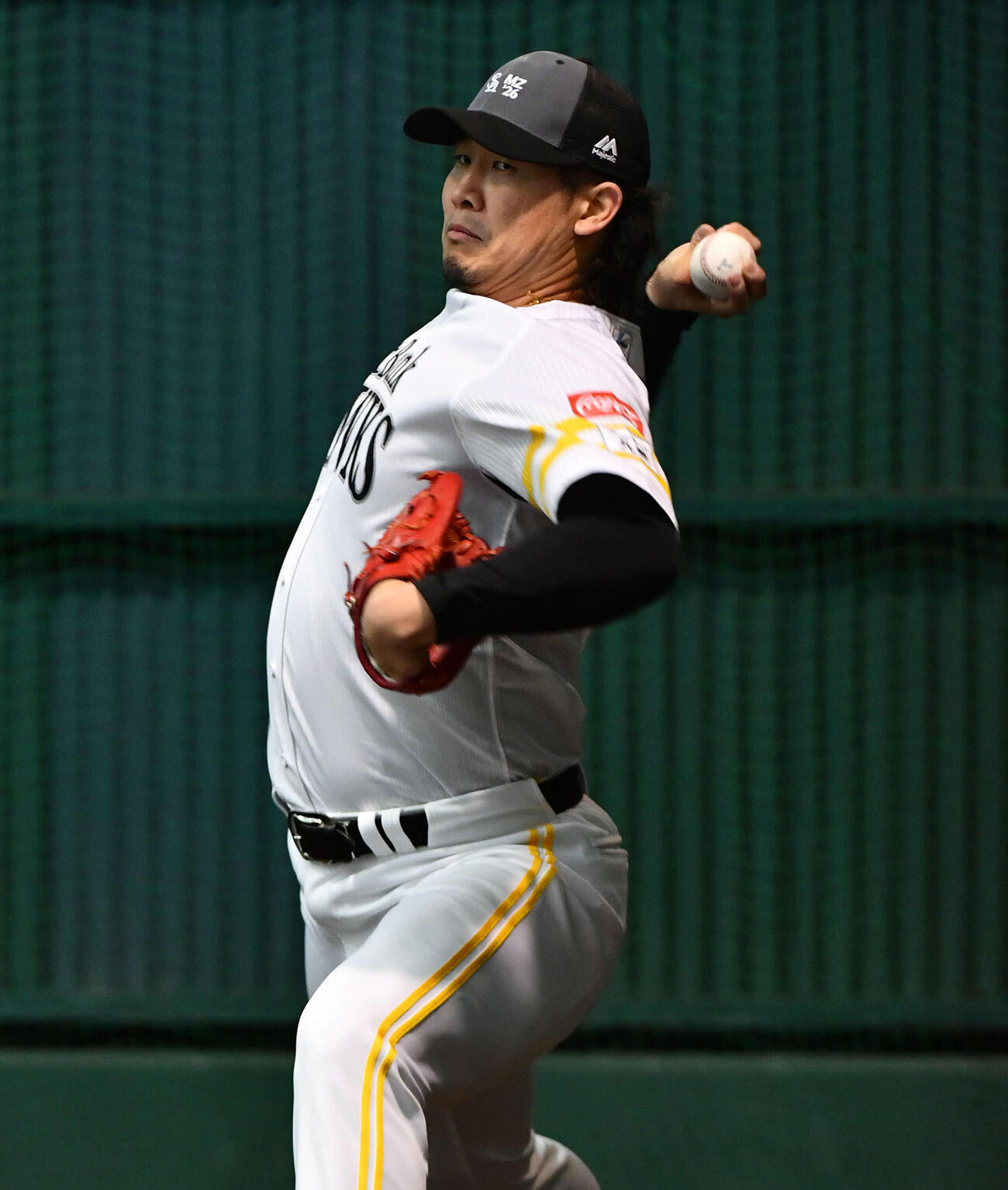 ブルペンで投げ込むソフトバンク杉山（撮影・岩下翔太）