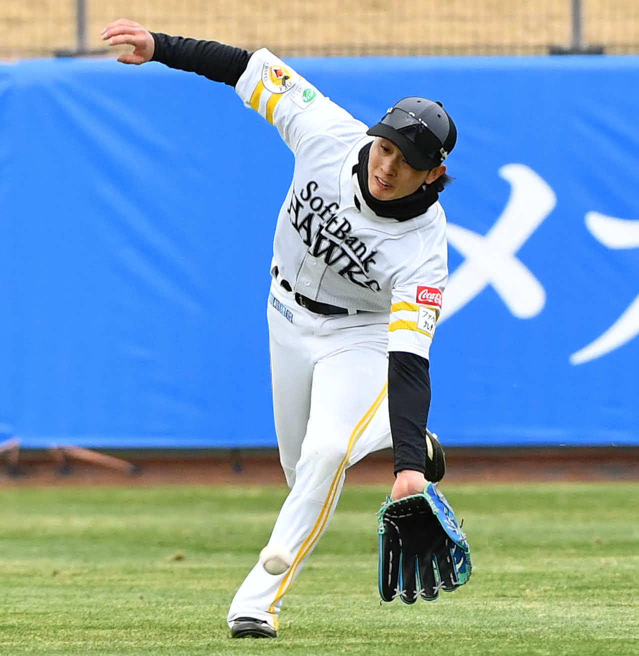 シートノックを受けるソフトバンク周東（撮影・岩下翔太）