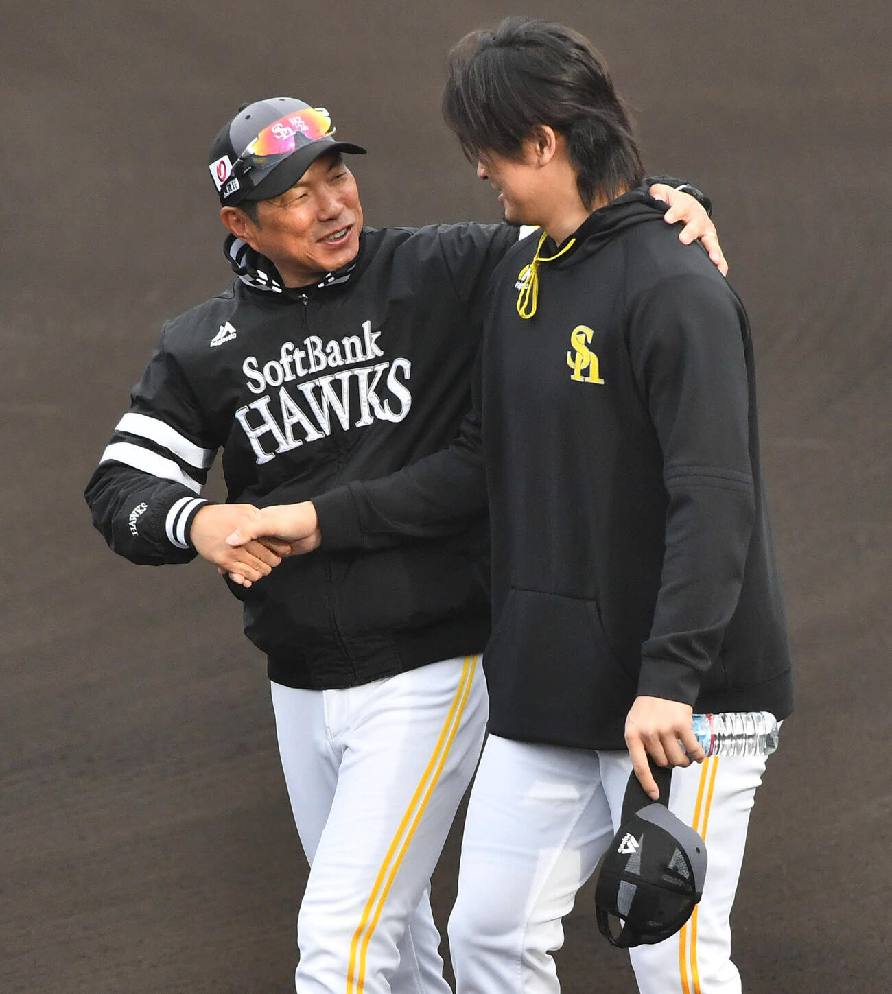 杉山（右）と笑顔で握手を交わすソフトバンク小久保監督（撮影・岩下翔太）