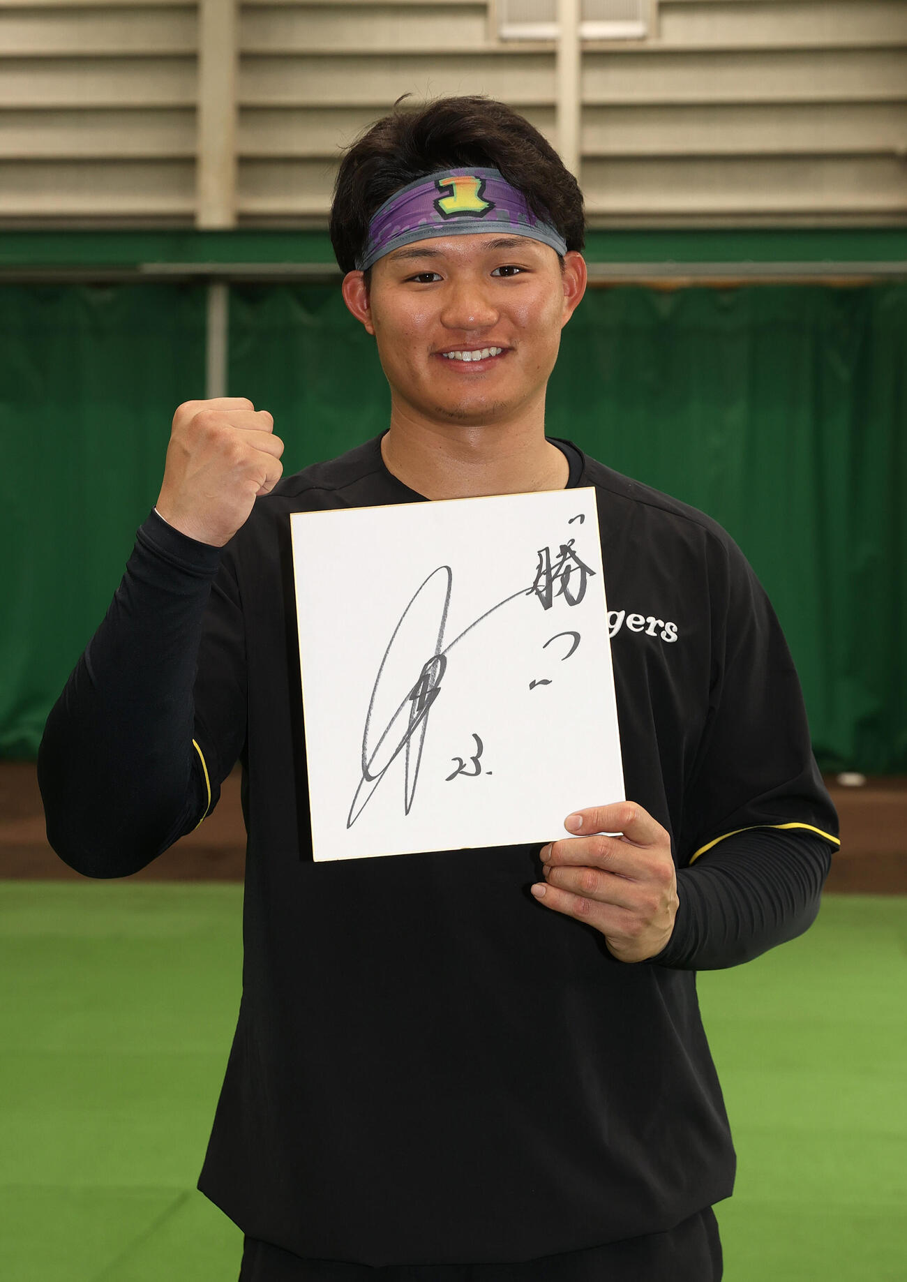3日、阪神森下はWBC侍ジャパンで「勝つ」と色紙に記しポーズを決める（撮影・上山淳一）