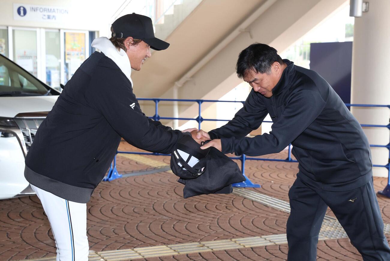 臨時投手コーチの山本氏を出迎える新庄監督（撮影・黒川智章）