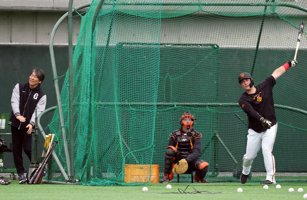 巨人松井臨時コーチ（左）が打撃動作する横でフリー打撃するリチャード（撮影・浅見桂子）